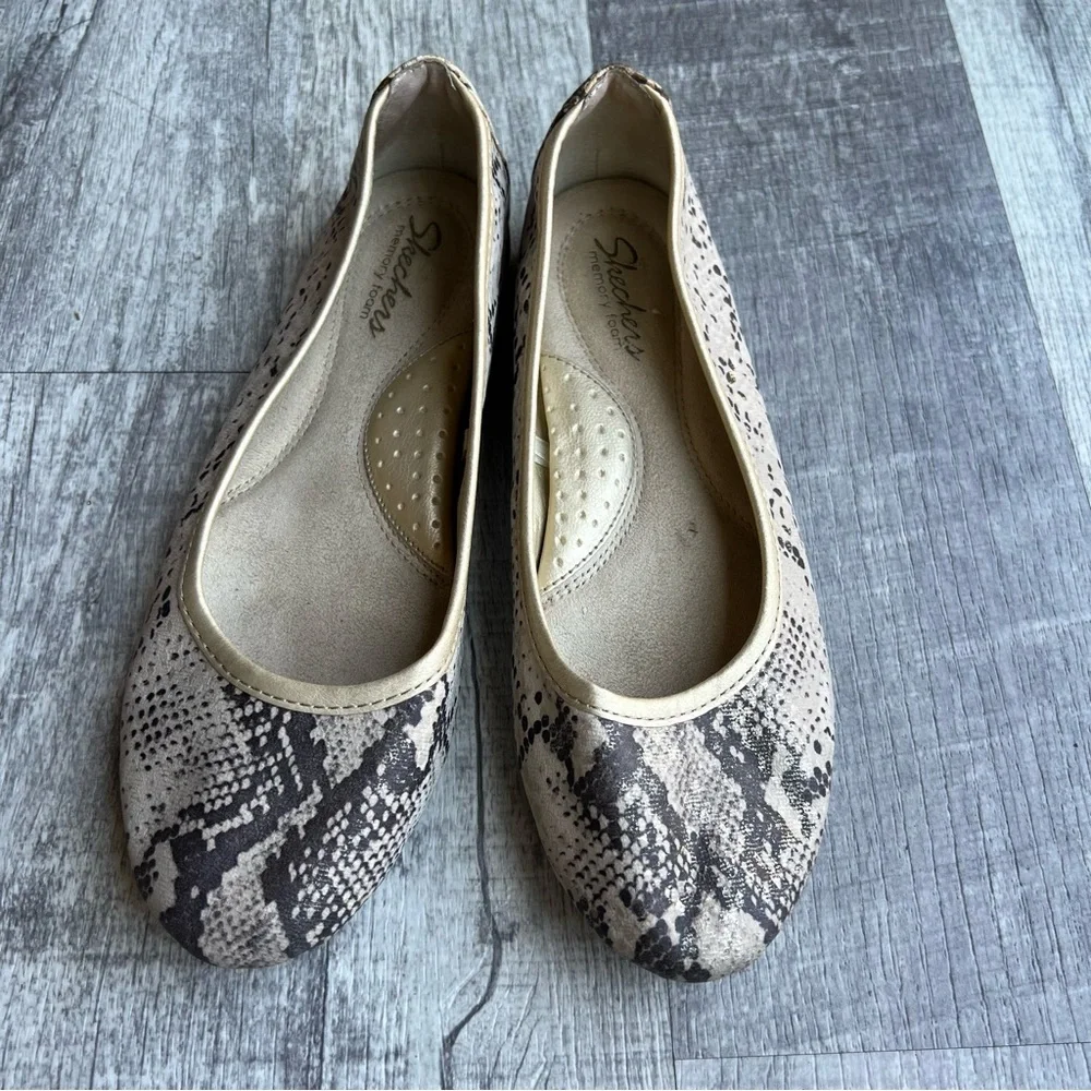 Skechers Balet Flats Size 6.5 Sneak Print